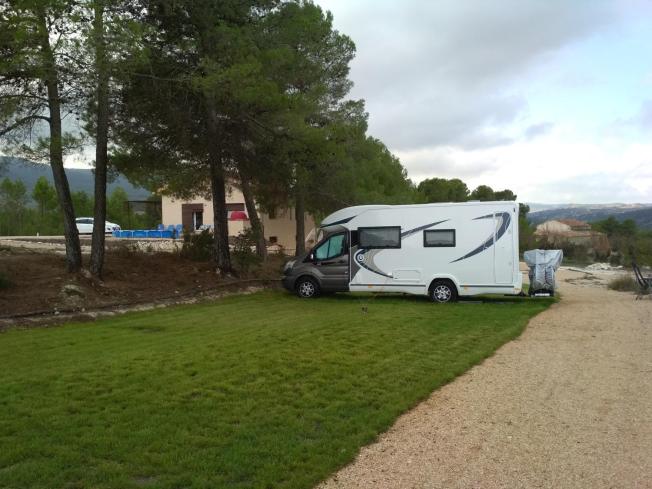 Parcela con sombra para autocaravanas