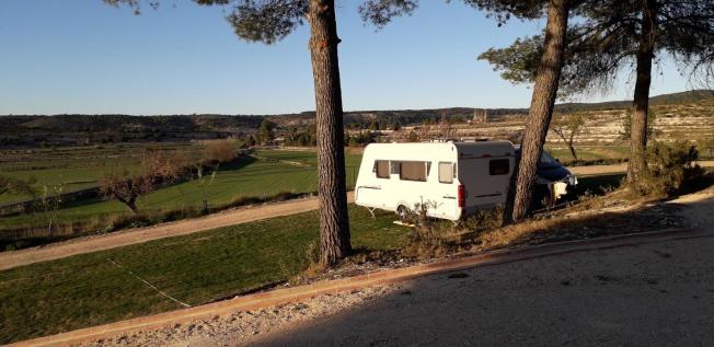 Caravana en la finca con vistas al valle