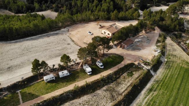 Vista aérea del área de autocaravanas y la finca