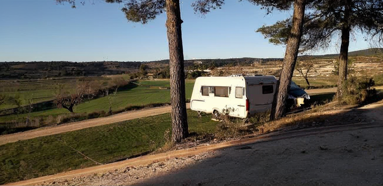 Caravana con vistas a los bancales y la montaña